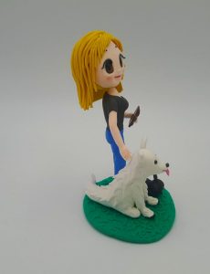 Femme avec chien et chat