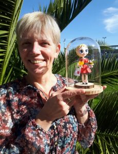 Isabelle et sa figurine