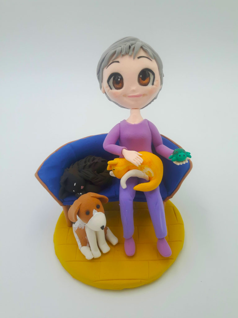 Femme avec animaux sur canapé