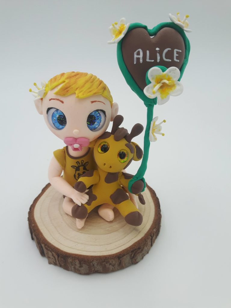 Alice dans la jungle avec sa girafe